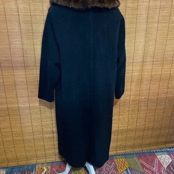 Vintage Famous Barr Black Coat from Parkmoor NY with Fur Collar - Picture 4 of 10